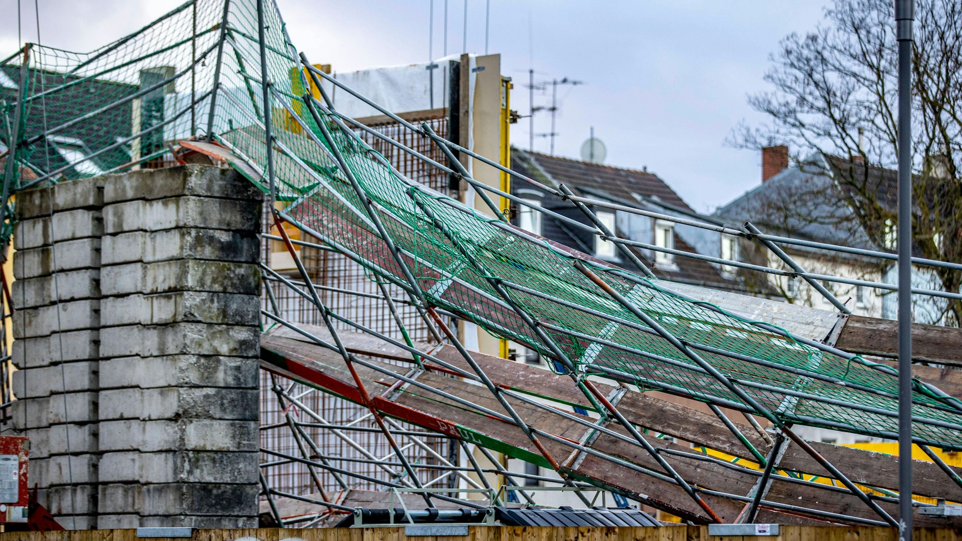 In Duisburg ist durch Sturmtief „Goran“ ein Gerüst umgestürzt.