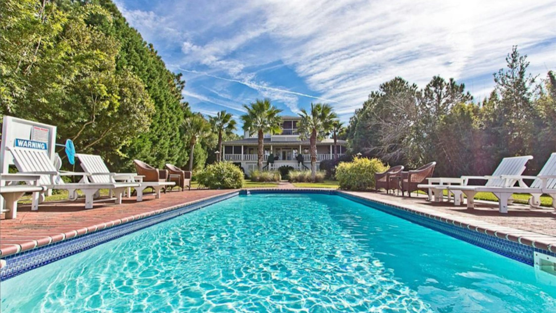 Lädt zum ausgiebigem Schwimmen ein: der Pool auf Sandra Bullocks Anwesen in Georgia.&nbsp;