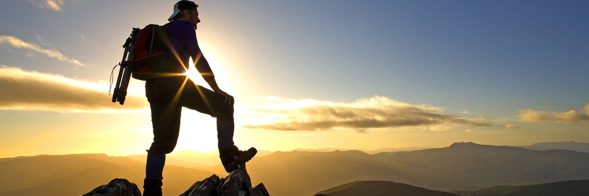 Ein Weltenbummler in New South Wales, Australien, genießt den atemberaubenden Ausblick. 