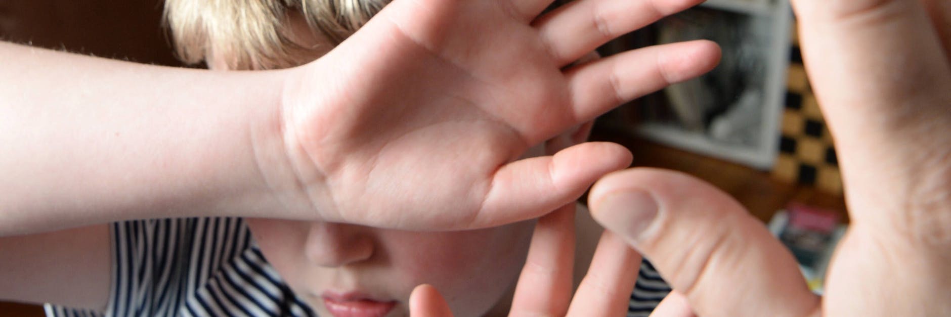 Ist Vater oder Mutter beim Kind die Hand ausgerutscht, müssen sie sofort reagieren und sagen, dass ihr Verhalten falsch war.