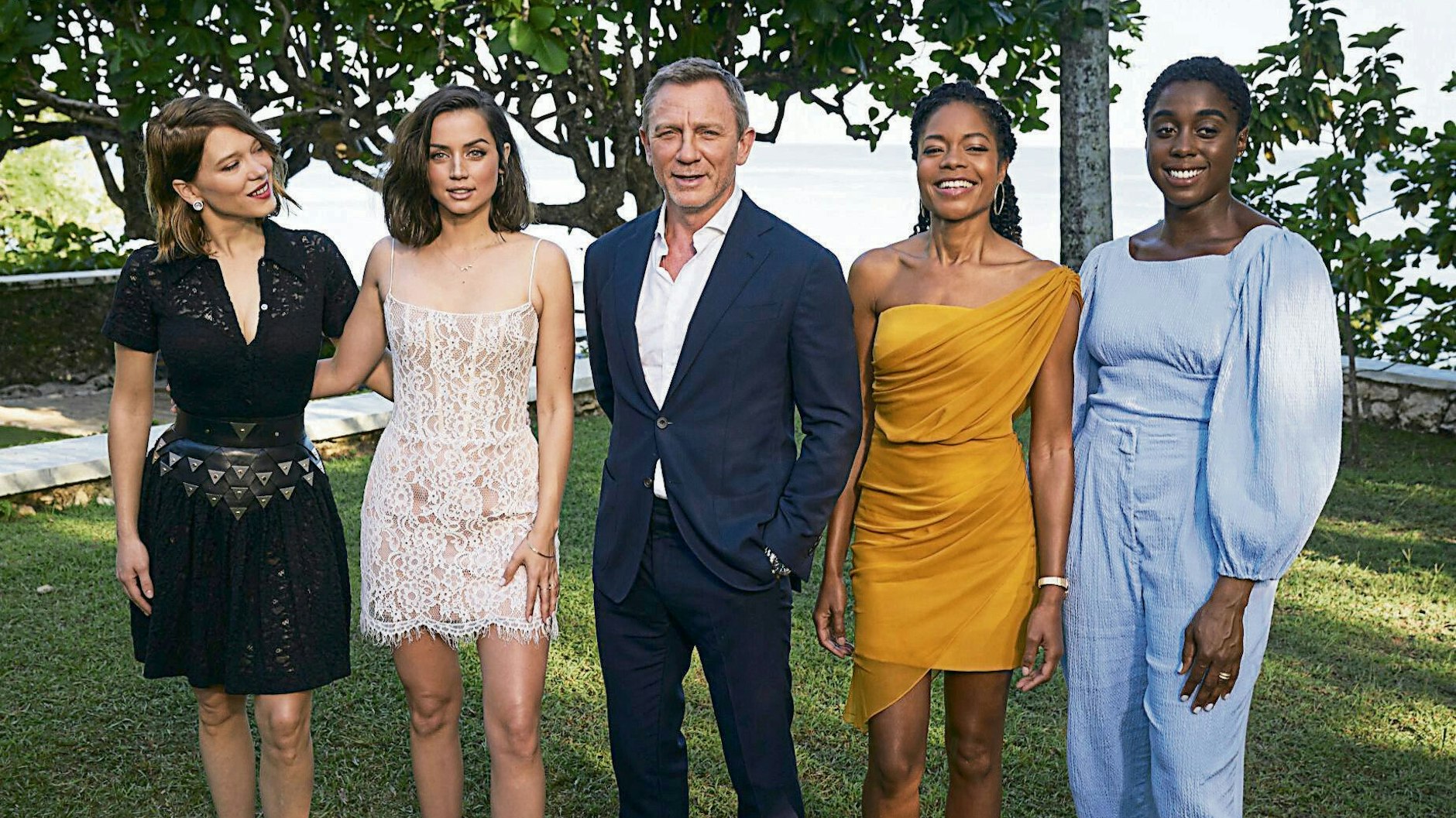 Der Cast zum 25. Bond-Film: Die Schauspielerinnen Lea Seydoux, Ana de Armas, Naomi Harris und Lashana Lynch (v.l.n.r.) mit Daniel Craig.