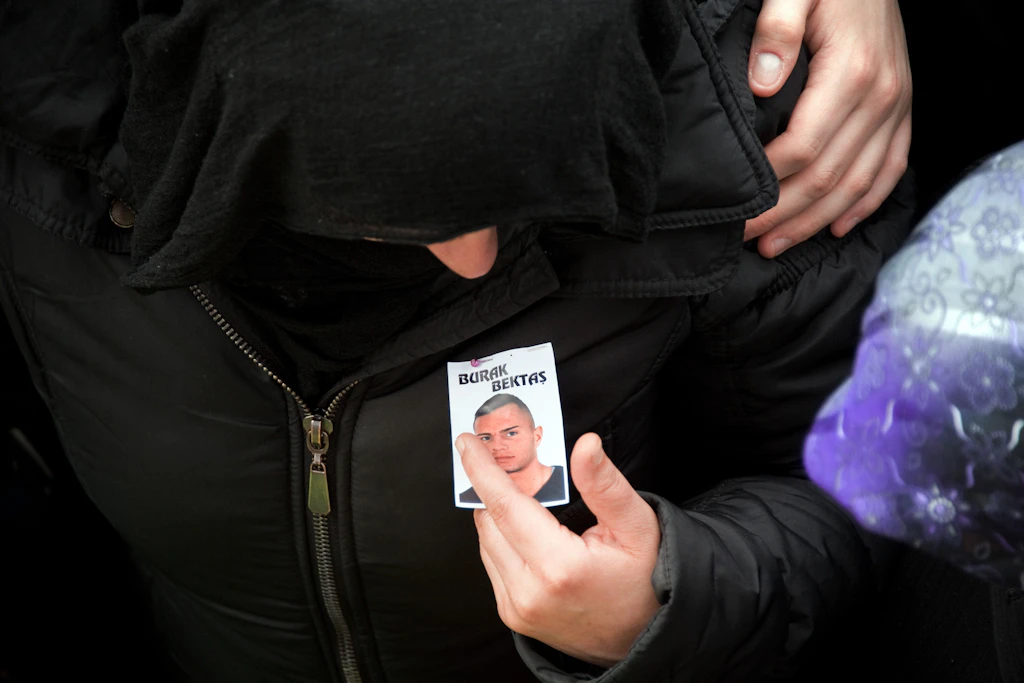 Berlin: Gedenkstätte für Burak Bektas mit Hakenkreuzen beschmiert