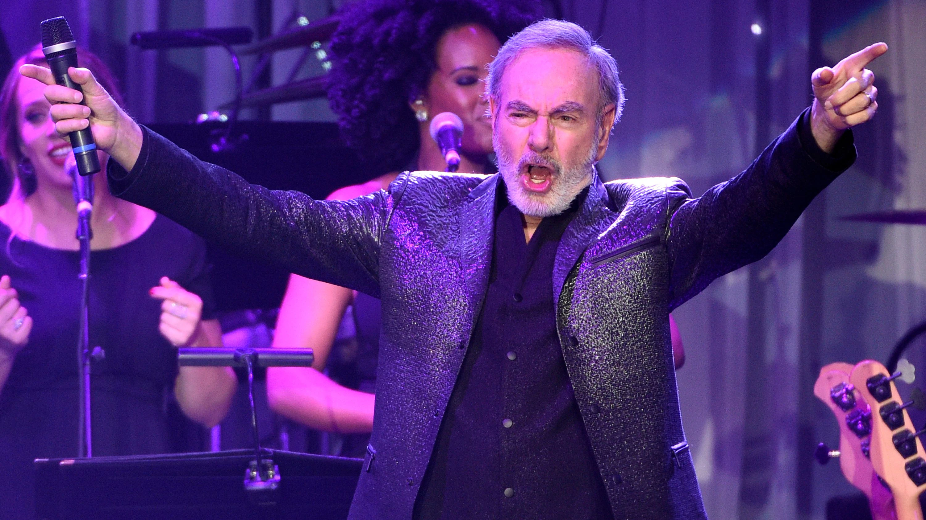 Neil Diamond singt im Jahr 2017 auf der Pre-Grammy-Gala.