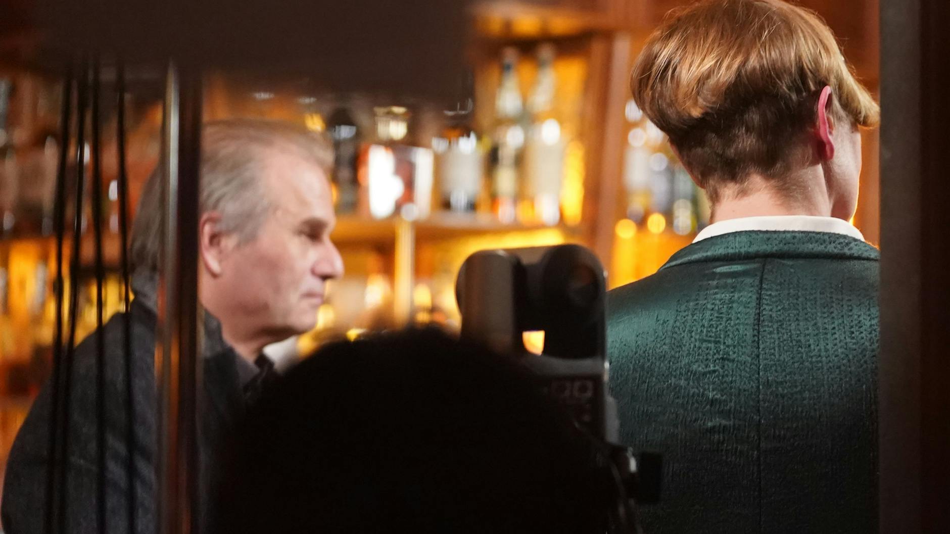 Die Anwälte Reiner Füllmich (l.) und Viviane Fischer im Lokal Scotch & Sofa im Prenzlauer Berg. 