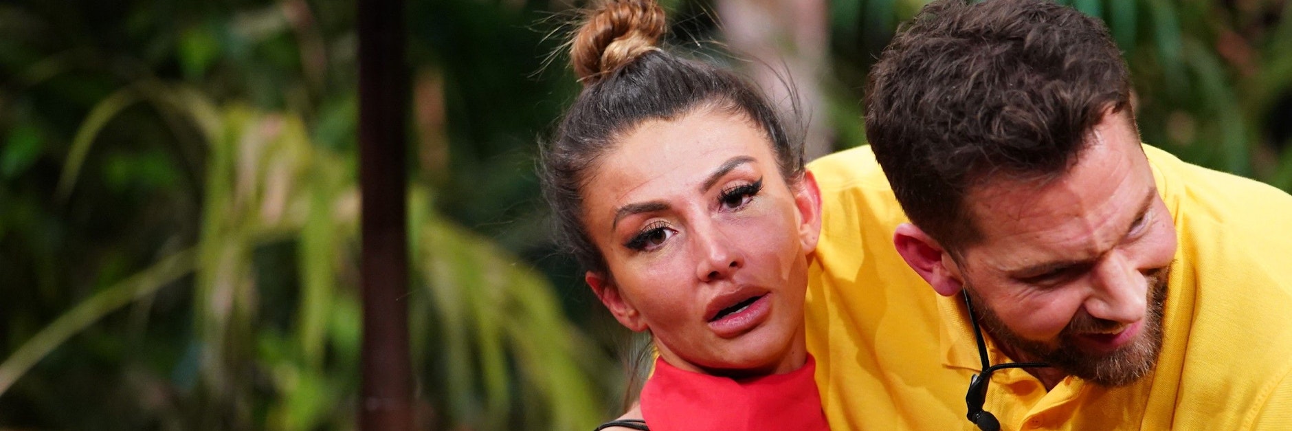 Oliver Sanne herzt Christina Diminitrou nach der ersten Dschungelprüfung.