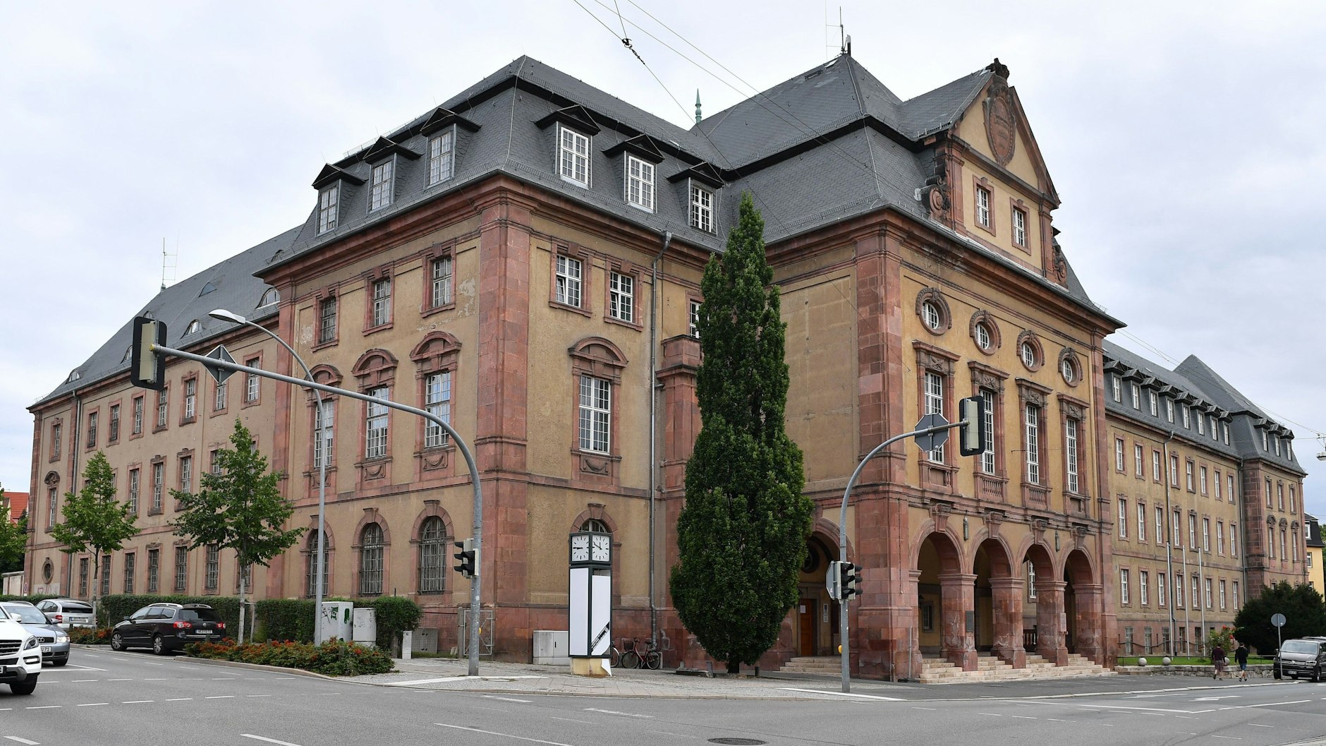 Das Amtsgericht in Weimar hat entschieden, dass es das im Frühjahr in Thüringen beschlossene Kontaktverbot für verfassungswidrig hält.