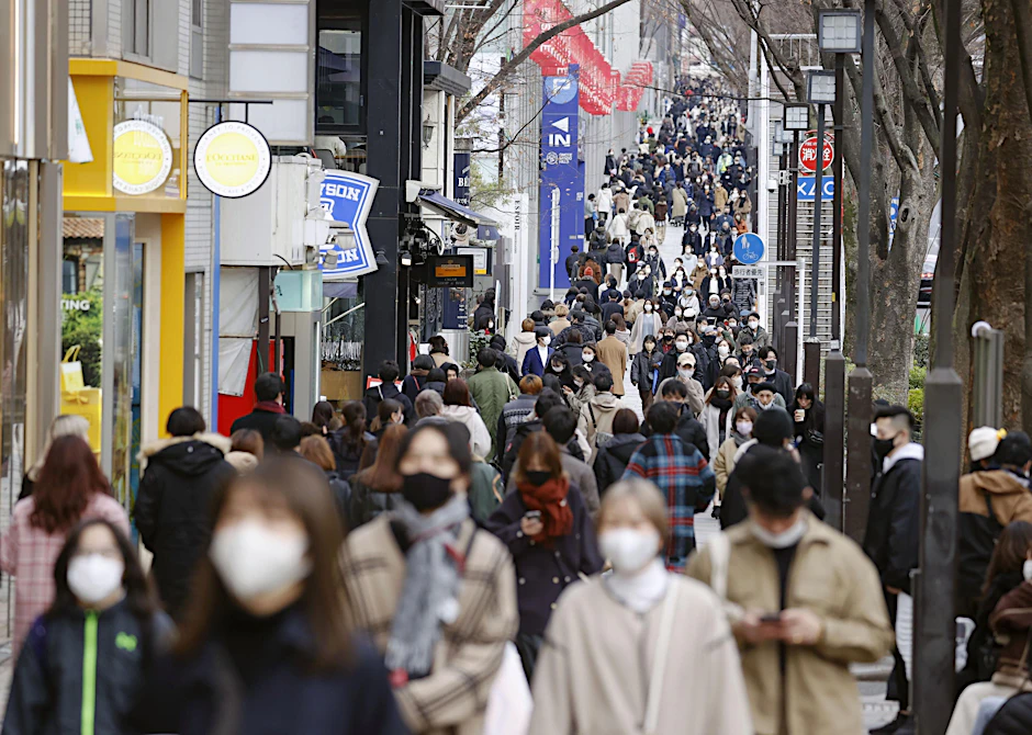 Passanten im Omotesando-Viertel in der japanischen Hauptstadt Tokio.