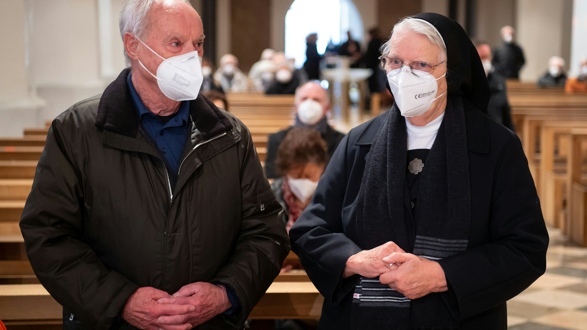 Siegfrieds Bruder Marinus und seine Schwester Dolore nehmen in Rosenheim Abschied.