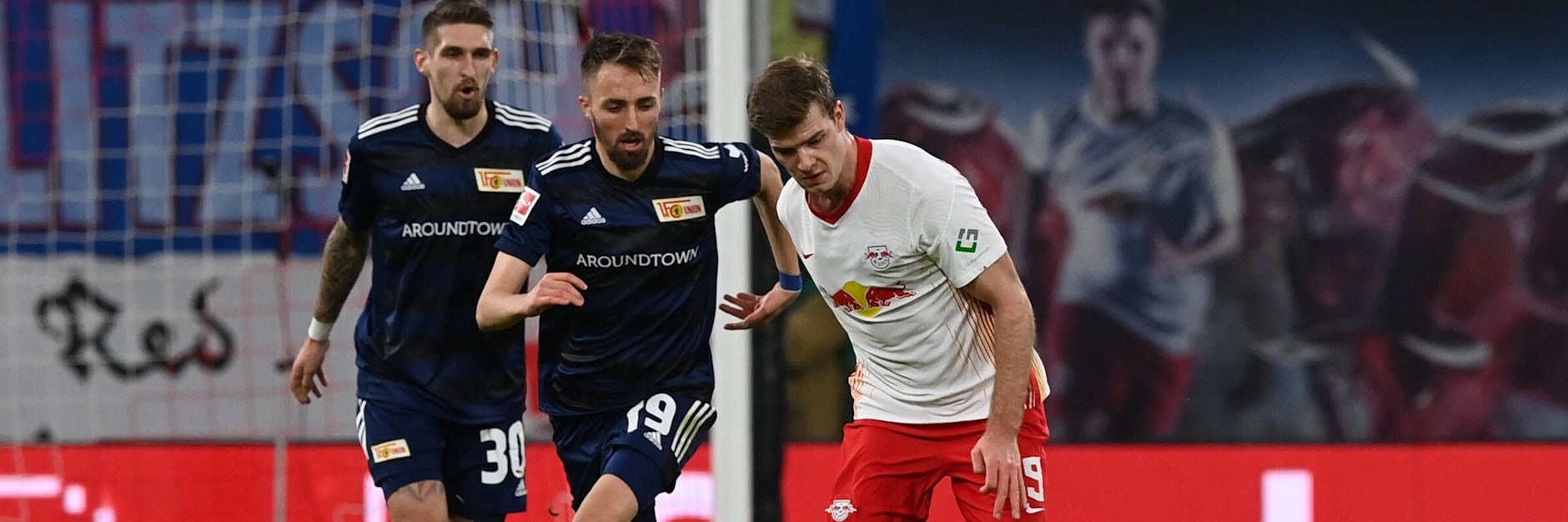 Muss jetzt zwei Spiele abwarten, bis er sich wieder so ins Getümmel werfen kann: Unions Florian Hübner (M.).&nbsp;