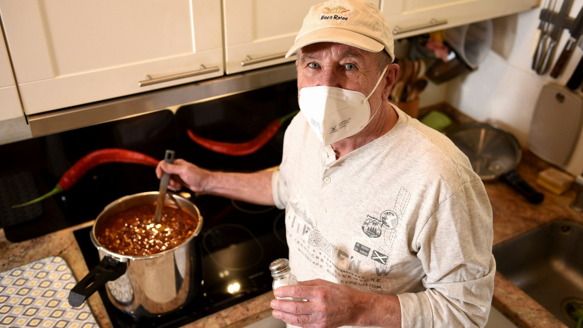 Romeike kocht gern – in Corona-Zeiten hilft ihm das Hobby gegen Einsamkeit und Langeweile.
