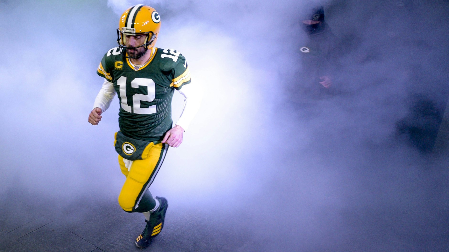 Raus aus dem Spielertunnel, rein aufs Football-Feld: Aaron Rodgers.&nbsp;