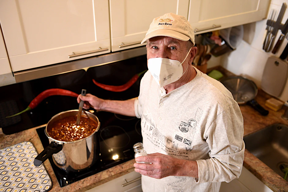 Gerd Romeike kocht gern – in Corona-Zeiten hilft ihm das Hobby gegen Einsamkeit und Langeweile.