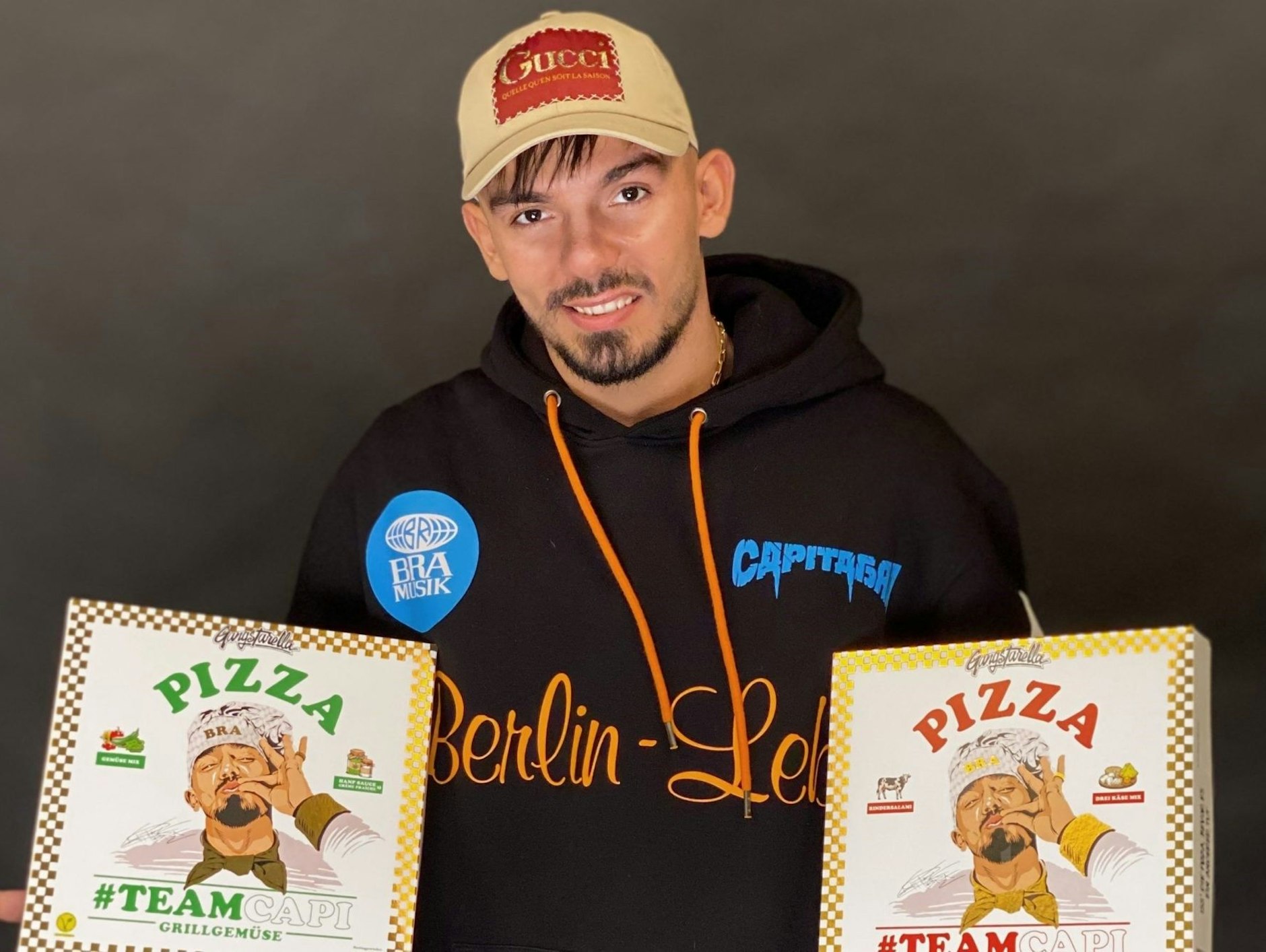 Von den Pizzen mit seinem Konterfei verkaufte Capital Bra eine Million Stück in drei Monaten.
