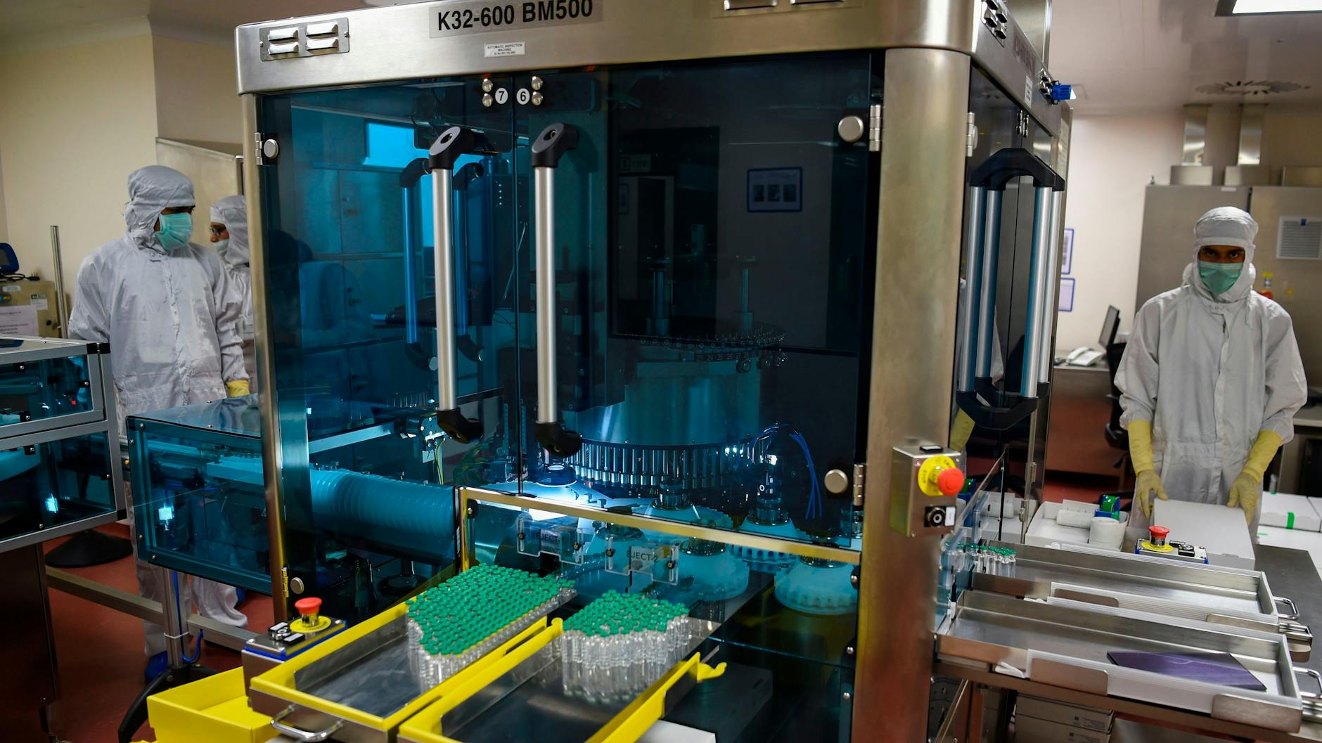 Mitarbeiter des Serum Institute bei der Produktion des Corona-Impfstoffs von Astrazeneca