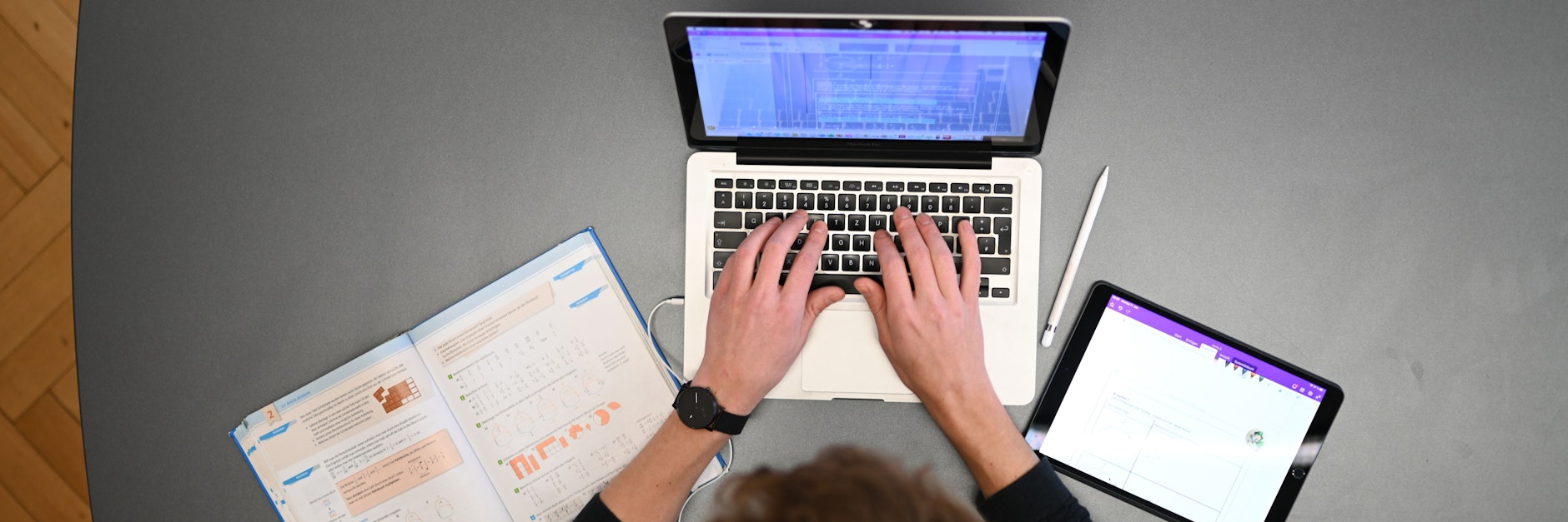 Ein Kind beim Homeschooling.