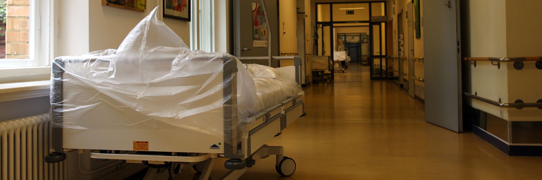 In Bereitschaft: Betten auf einem Klinikflur.