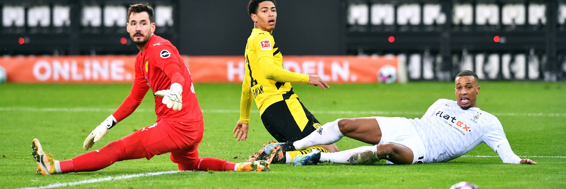 Und zack! Wieder ist die Kugel drin. Gladbachs Alassane Plea düpiert Dortmunds Jude Bellingham und Roman Bürki.
