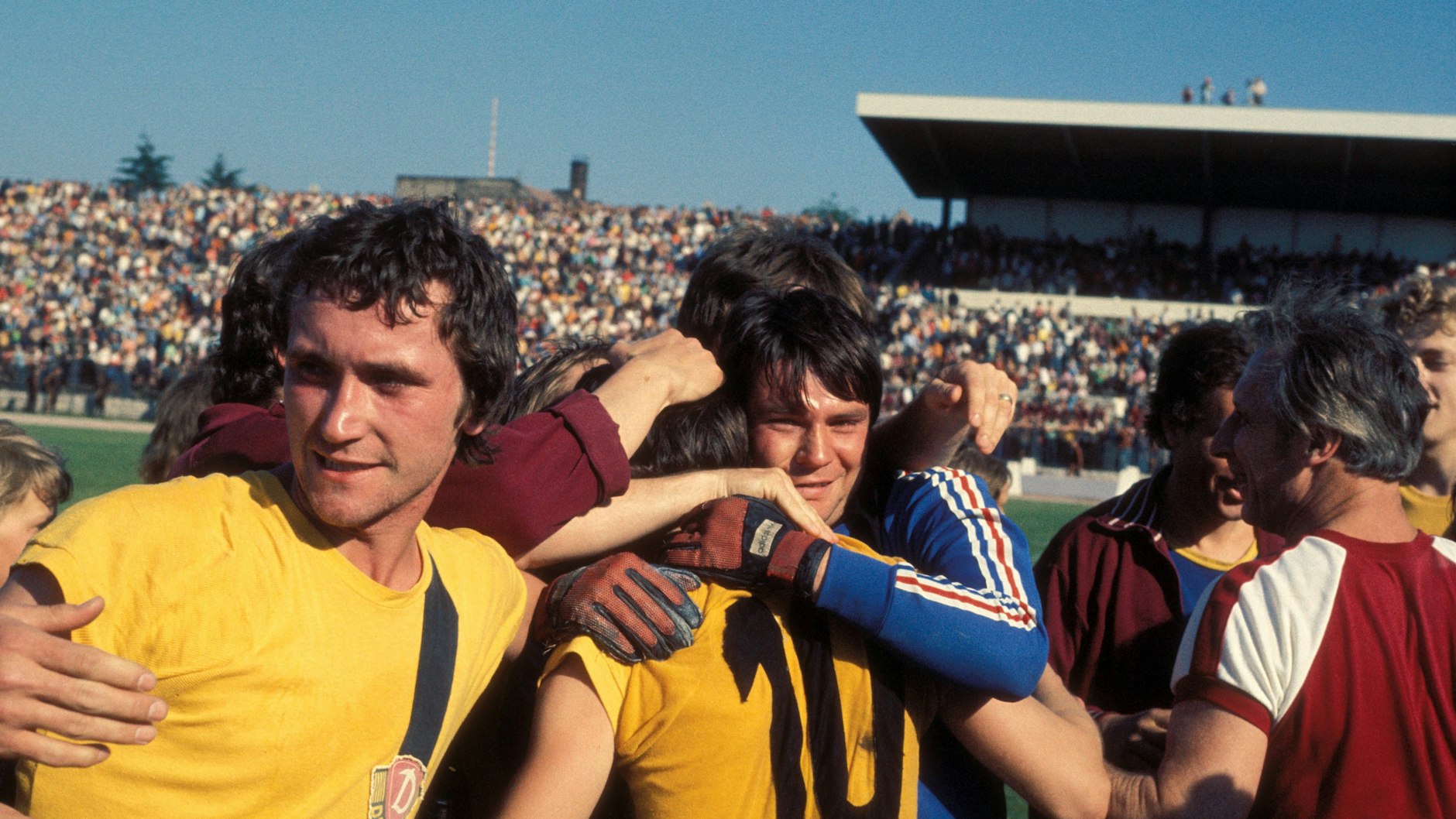 Nach dem Gewinn des FDGB-Pokals 1978 gegen den 1. FC Lok Leipzig&nbsp; jubelten Gerd Weber (l.) und Torwart Claus Boden (2. v. r.).