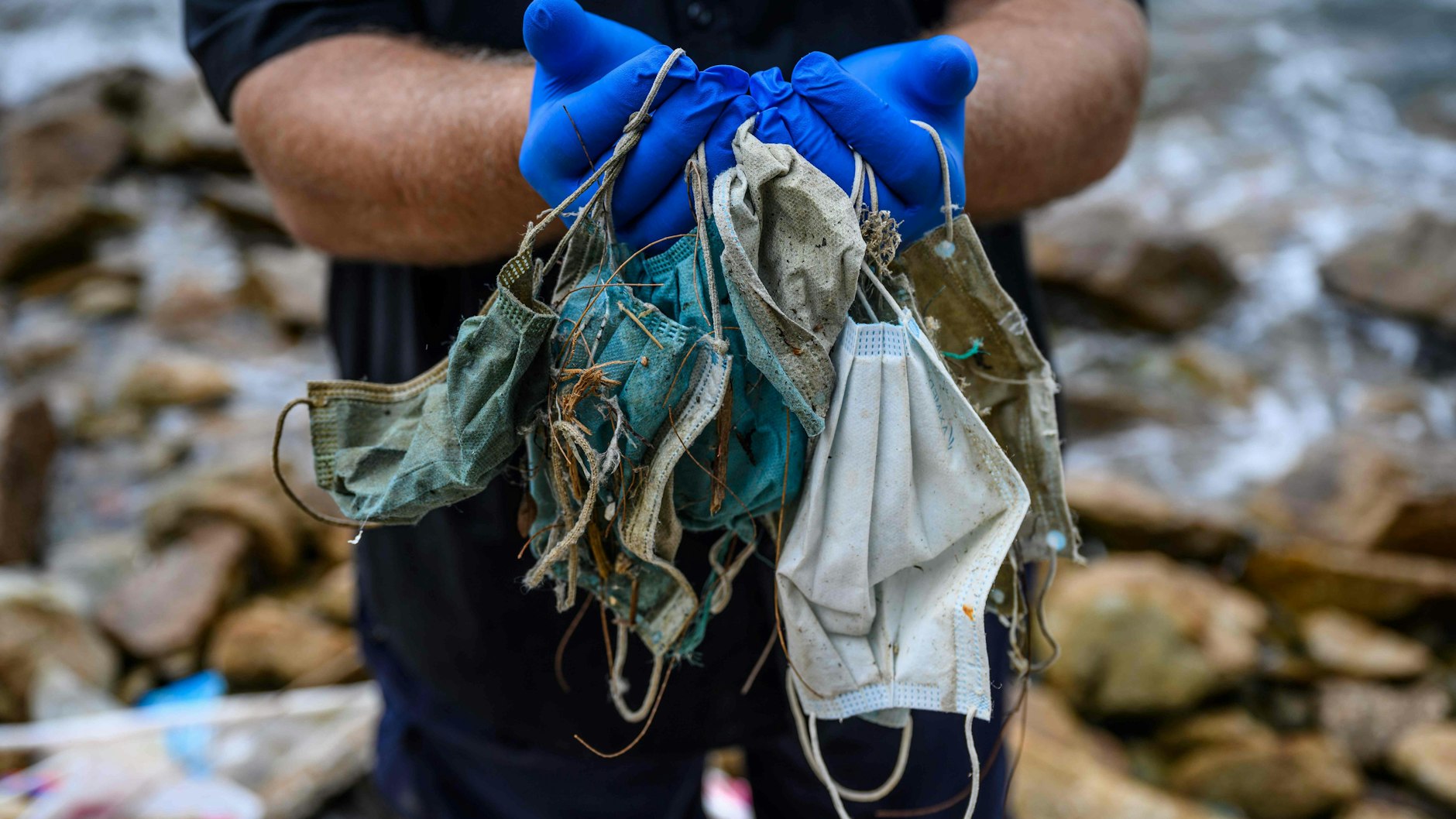 Masken-Müll, den Umweltschützer am Strand auf der abgelegenen Insel Lantau in Hongkong aufgesammelt haben.&nbsp;&nbsp;