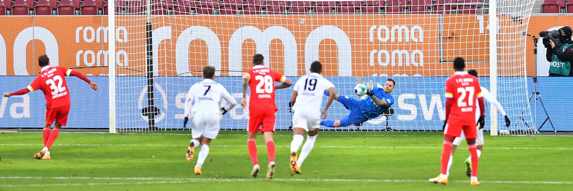 Rafal Gikiewicz pariert den Elfer von Marcus Ingvartsen und hält die Punkte für Augsbuger fest. 