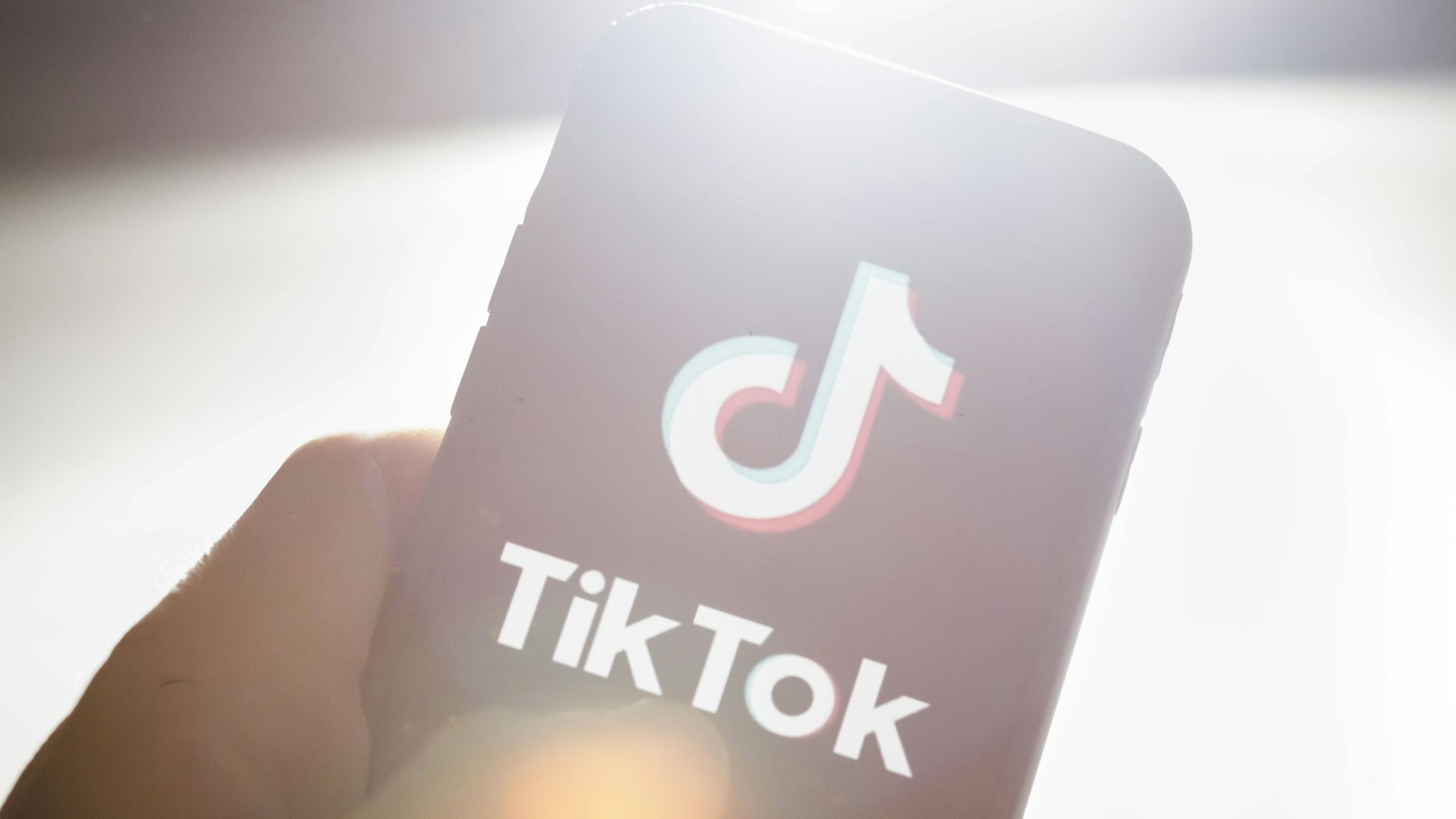 Das Logo des chinesischen Videoportals Tiktok auf einem Smartphone.