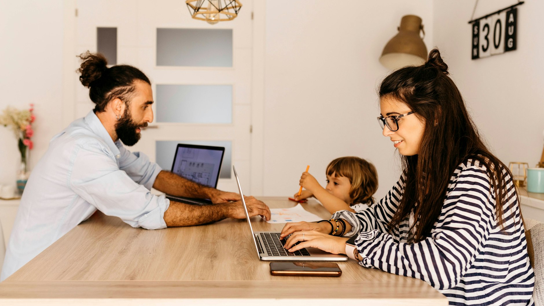 Kann gut gehen, ist aber oft ein Drahtseilakt für alle Beteiligten: Eine Familie im Homeoffice.
