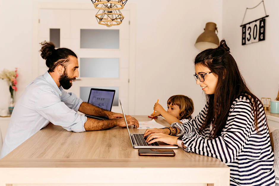 Kann gut gehen, ist aber oft ein Drahtseilakt für alle Beteiligten: Eine Familie im Homeoffice.