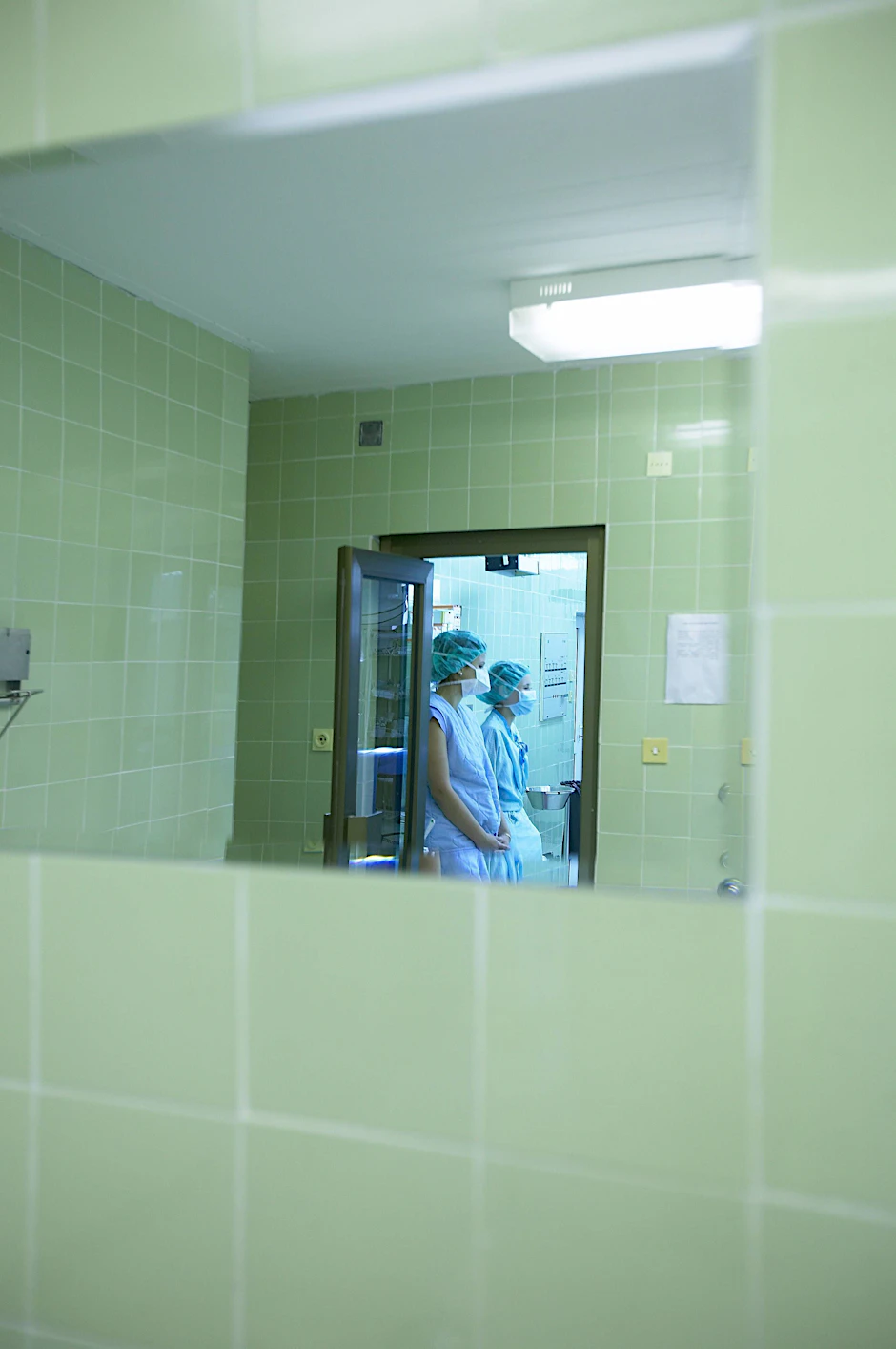 Zwei Krankenschwestern warten in einem Operationssaal.