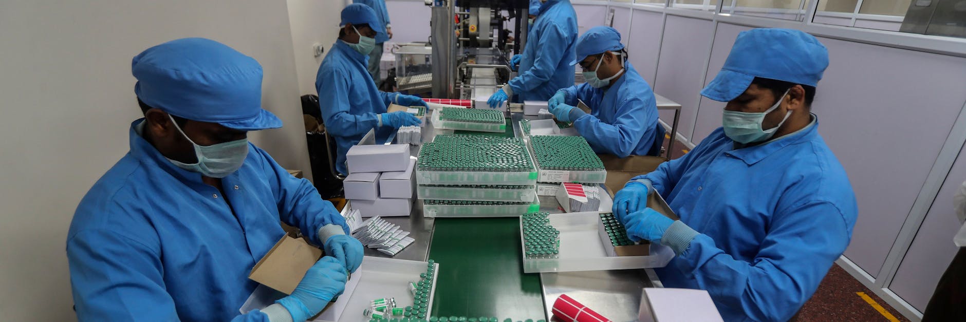 Eine Milliarde Ampullen des Impfstoffs von Astrazeneca werden beim weltweit größten Impfstoff-Produzenten in Indien verpackt.