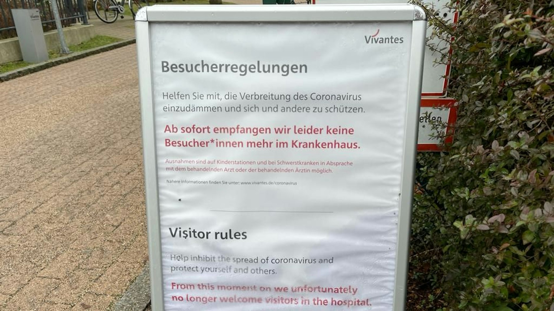 Auf einem Hinweisschild am Humboldt-Klinikum heißt es: „Ab sofort empfangen wir leider keine Besucher*innen mehr im Krankenhaus.“