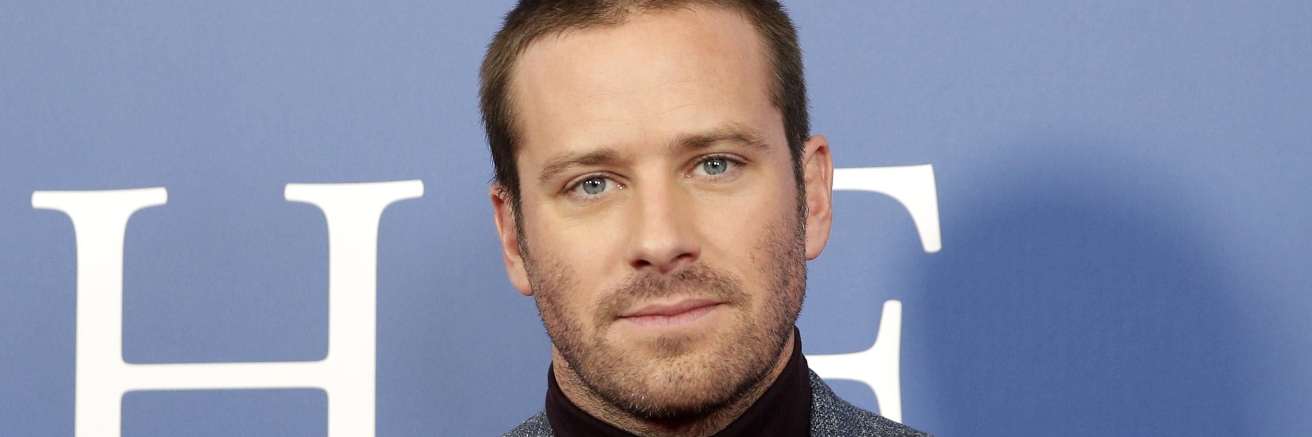 Schauspieler Armie Hammer sorgt derzeit für Schlagzeilen, die allerdings nichts mit seiner Schauspielerei zu tun haben.