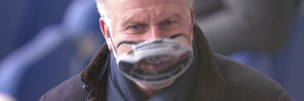 Karl-Heinz Rummenigge auf der Tribüne mit seiner ungewöhnlichen Maske. 