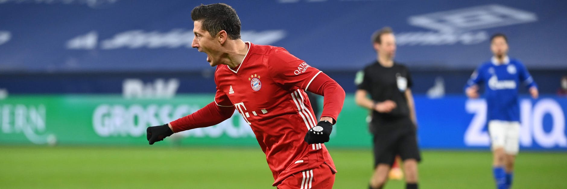 Treffer Nr. 23! Bayerns Tormaschine Robert Lewandowski machte gegen Schalke weiter mit seiner Rekordjagd auf Legende Gerd Müller. 