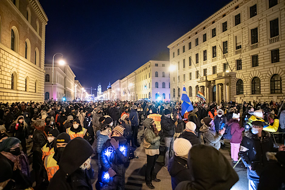 München: Hunderte Versammlungsteilnehmer vor dem Bayerischen Verfassungsgerichtshof.