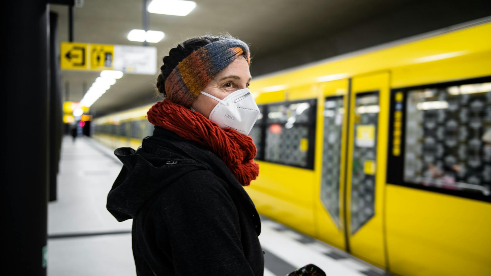 So ist es richtig: Ein U-Bahn-Fahrgast in Berlin trägt eine medizinische Maske. Mund-Nase-Bedeckung senken vor allem für den, der sie trägt, das Ansteckungsrisiko.