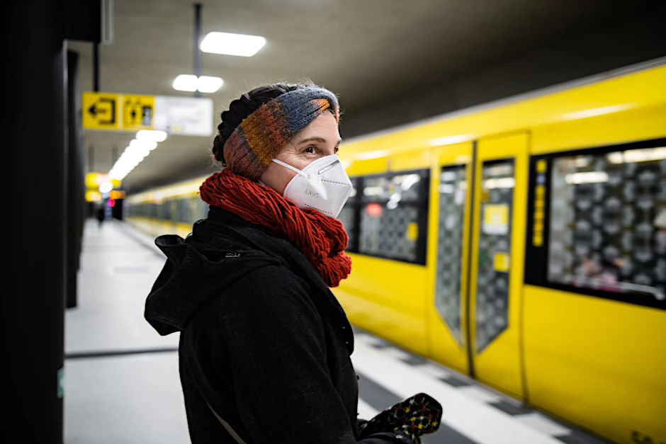 So ist es richtig: Ein U-Bahn-Fahrgast in Berlin trägt eine medizinische Maske. Mund-Nase-Bedeckung senken vor allem für den, der sie trägt, das Ansteckungsrisiko.