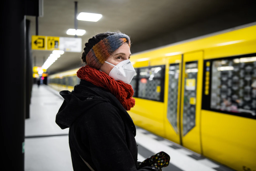 Berliner Forscher: Corona-Risiko im Wohnzimmer größer als in der Bahn
