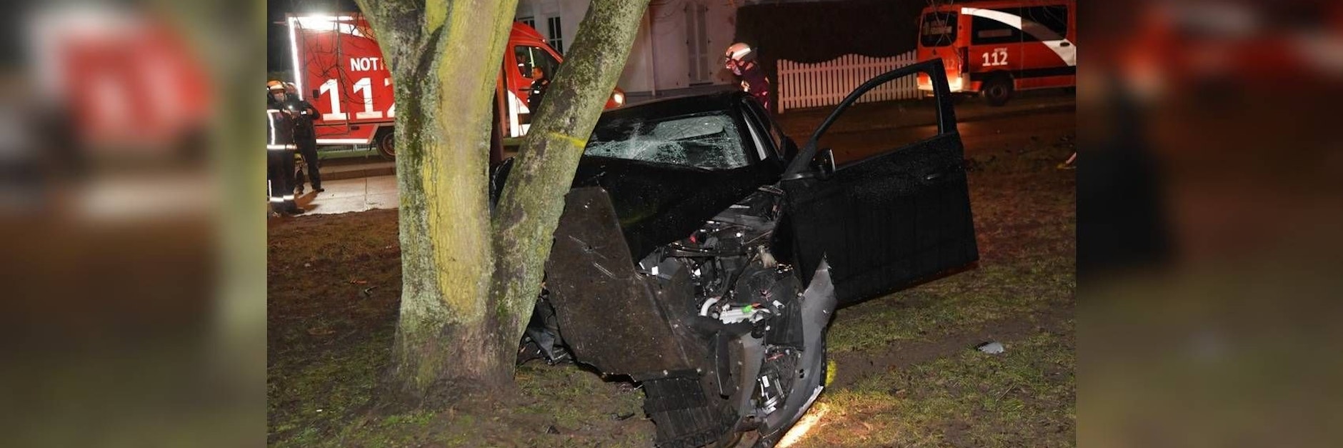 Rettungskräfte der Berliner Feuerwehr befreiten einen Mann aus einem Autowrack. Der Fahrer krachte in der Bruno-Baum-Straße gegen einen Baum.