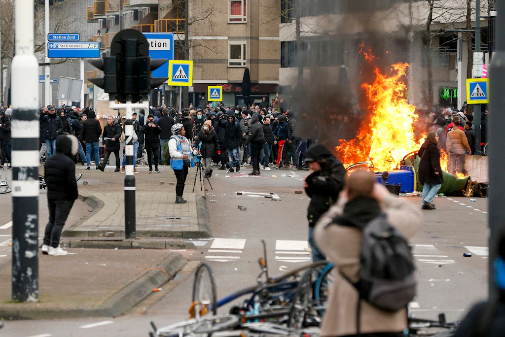 Niederlande: Schwere Ausschreitungen bei Corona-Protesten