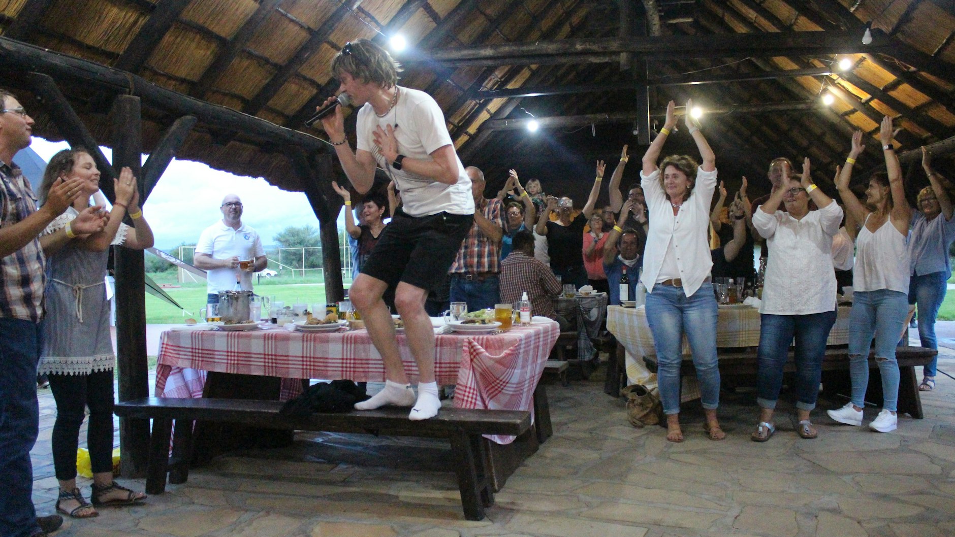 Mickie Krause legte sich bei dem Konzert in Namibia voll ins Zeug. Einige seiner Fans waren dazu extra aus Deutschland angereist.