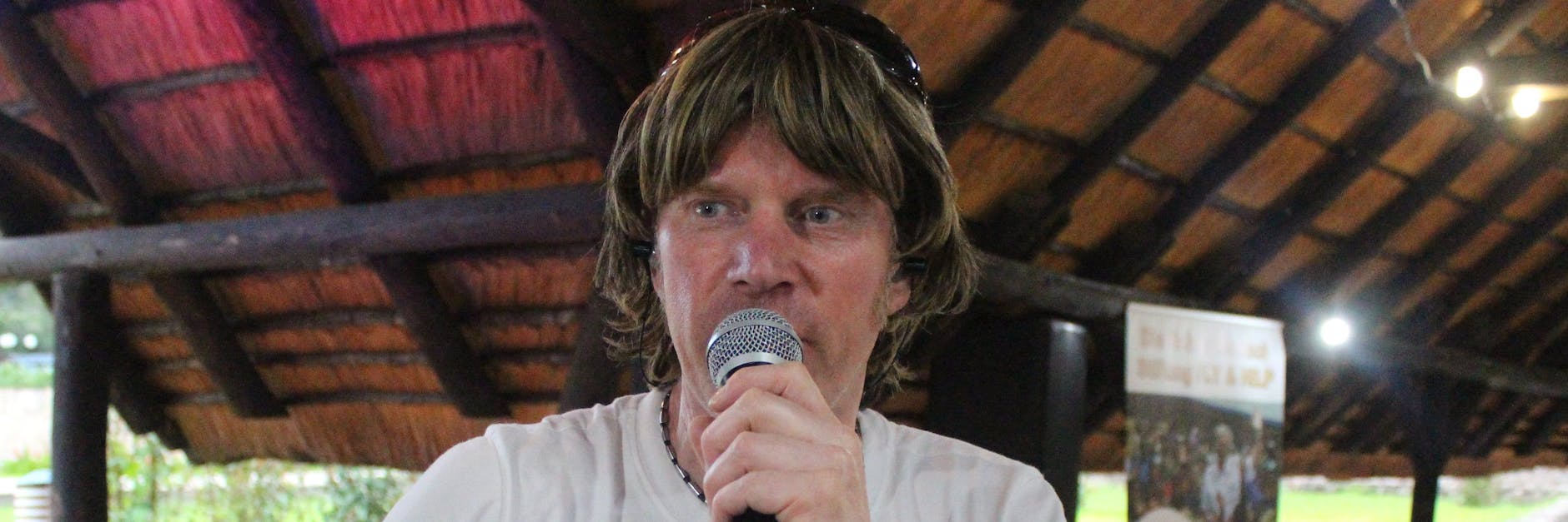 Schlagersänger Mickie Krause bei dem Charity-Konzert in Namibia. 