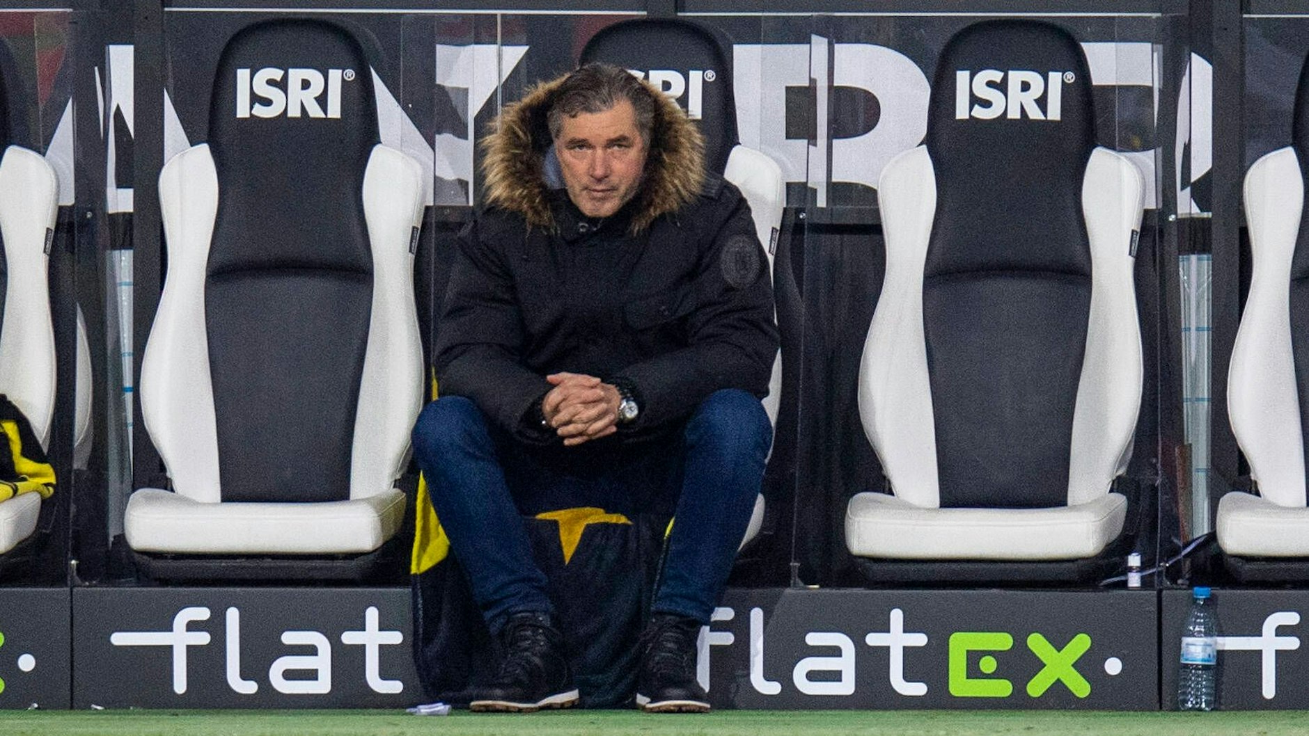 Nachdenklich saß Dortmunds Sportdirektor Michael Zorc nach der Niederlage gegen Borussia Mönchengladbach auf der Bank.