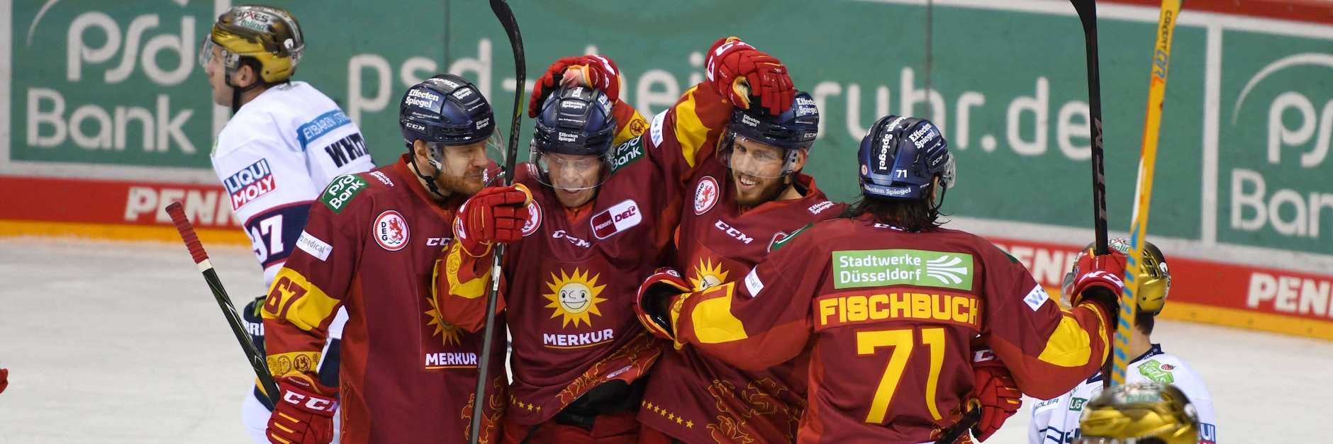 So soll es nicht wieder sein: Düsseldorf feiert, die Eisbären um Matt White (l.) sind bedient.