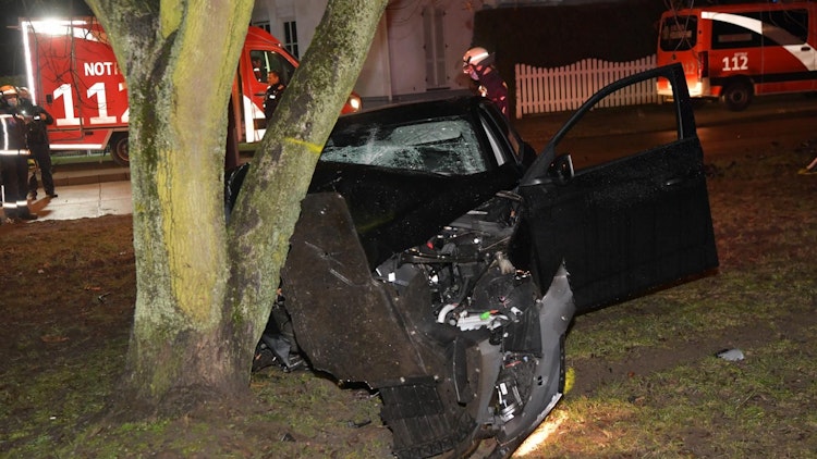 Marzahn Autofahrer kracht gegen Straßenbaum