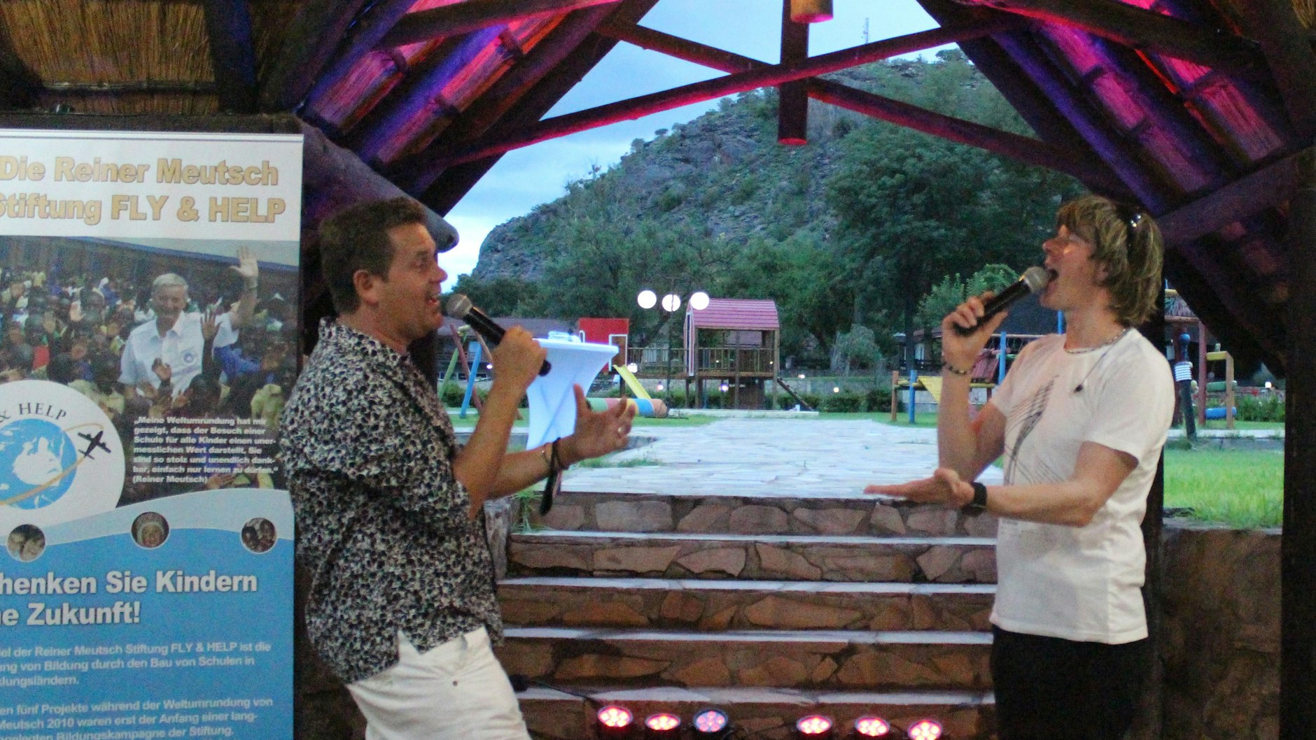 Die Schlagersänger Mickie Krause (r.) und Peter Wackel bei ihrem Charity-Konzert in der Lodge in der Wüste Namibias. Der Erlös geht in den Bau von Schulen. 