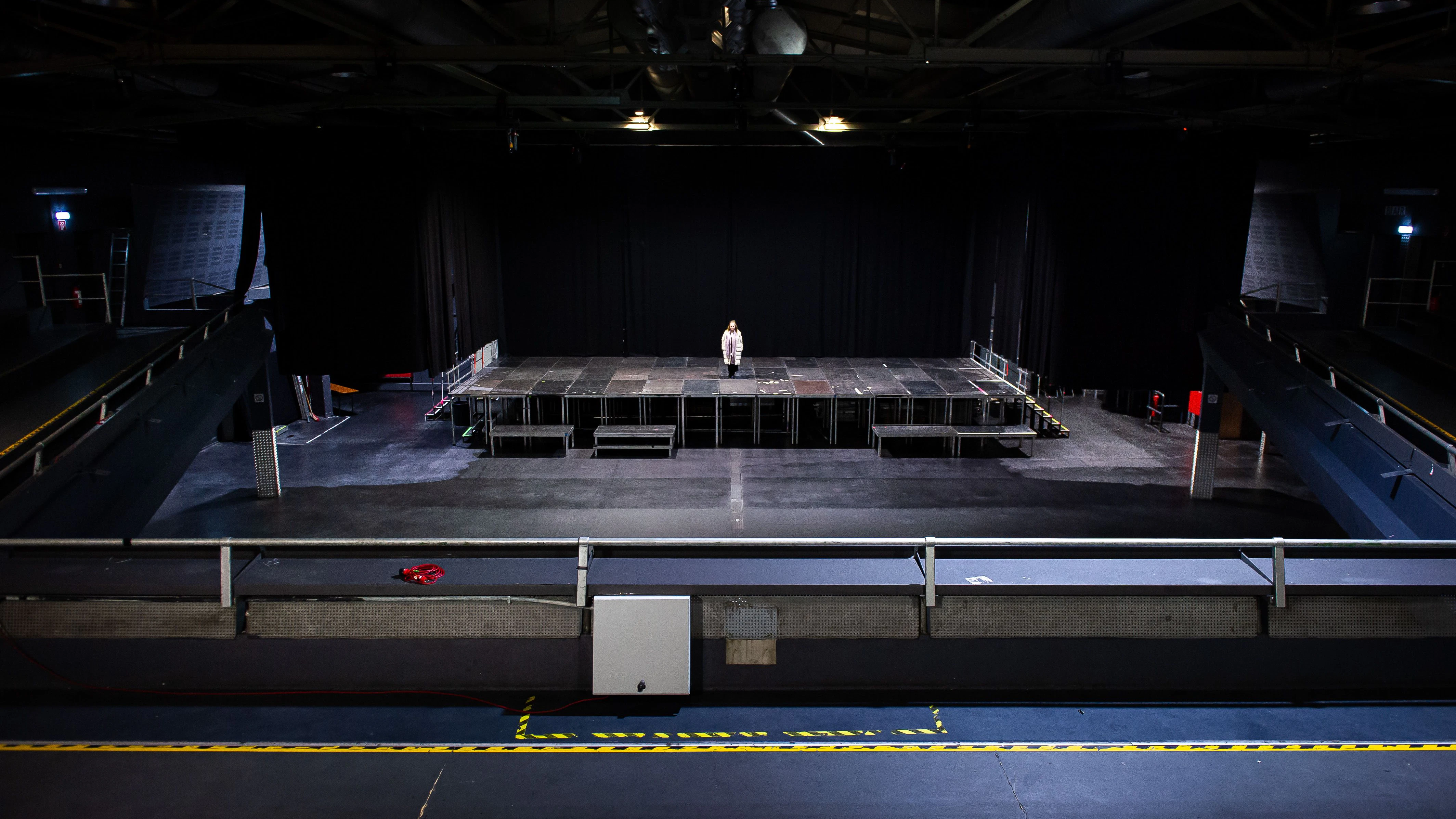 In der Columbiahalle ist auf der Bühne niemand außer unserer Musikredakteurin zu sehen.