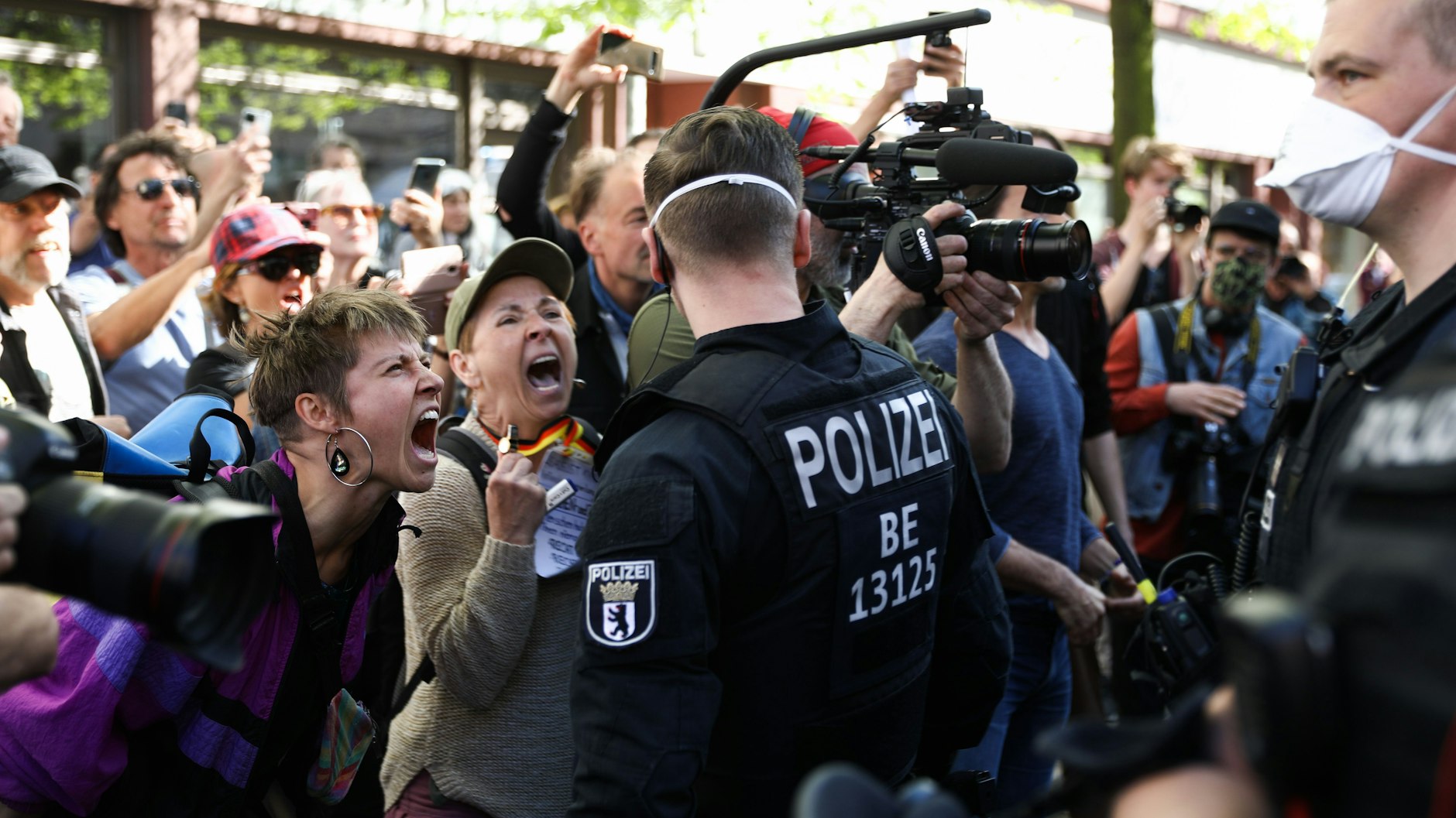 Der Fotopreis der „Rückblende“ ging an Christian Mang. Die Aufnahme zeigt Demonstrantinnen ohne Mund-Nasen-Schutz, die während der „Hygienedemonstration“ auf dem Rosa-Luxemburg-Platz am 18. April 2020 Polizisten anschreien. 