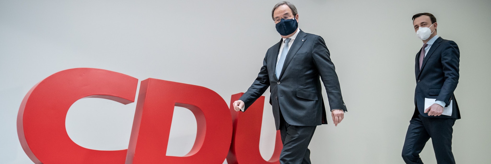 Armin Laschet kommt nach den Gremiensitzungen zur Pressekonferenz, gefolgt von Generalsekretär Paul Ziemiak. 