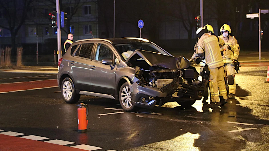 Dieser Suzuki prallte mit einem Mannschaftswagen der Polizei zusammen.&nbsp;