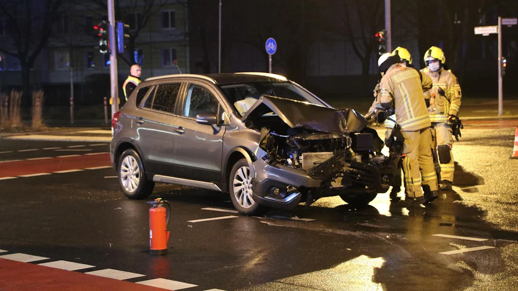 Friedrichshain: Auto rammt Polizeiwagen auf Kreuzung